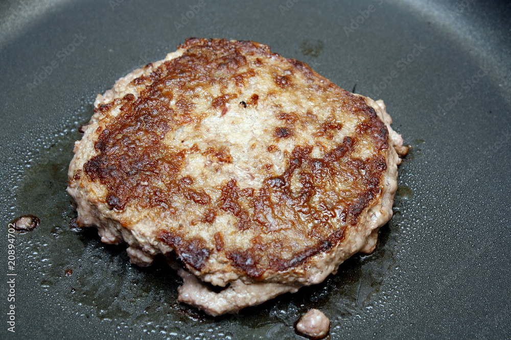 cuisson du steak haché Stock Photo | Adobe Stock