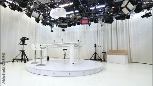 Travelling sur plateau de télévision.