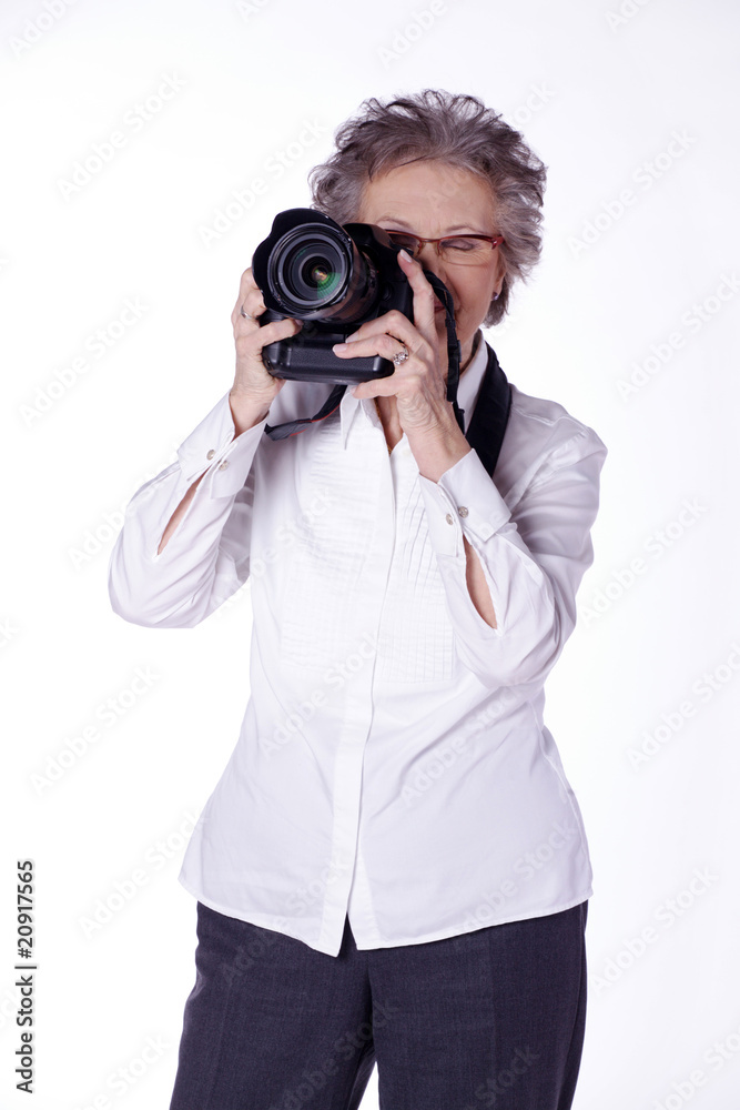 Oma Fotografin mit Kamera Porträt Oma Fotografin mit Kamera Porträt