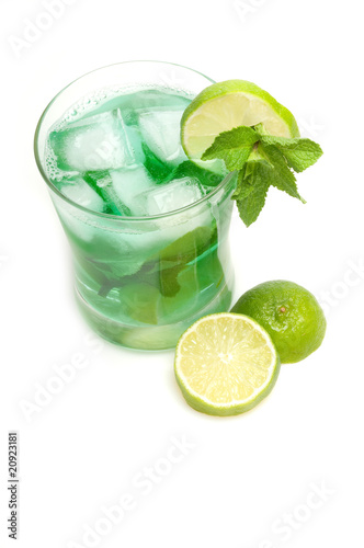 cocktail mojito con lime e foglie di menta