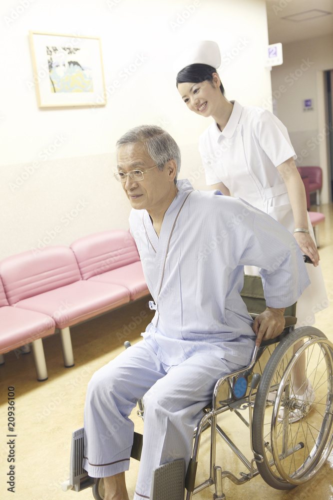 車椅子を押す看護師 車椅子を押す看護師