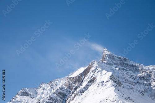 cima innevata spazzata dal vento