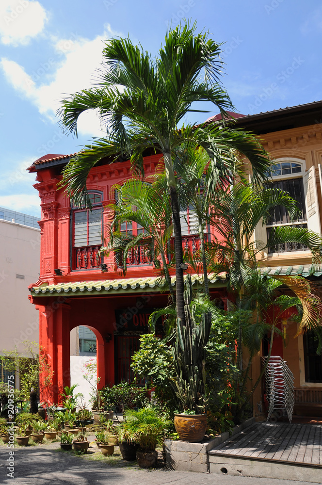 Fototapeta premium Belle maison coloniale colorée dans Emerald Hill road à Singapour