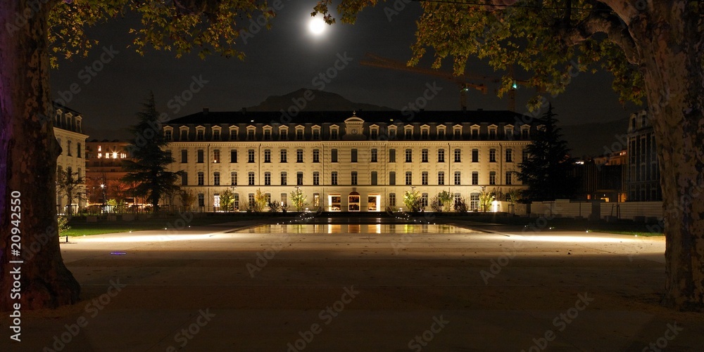Pleine lune sur la cour d'honneur Pleine lune sur la cour d'honneur