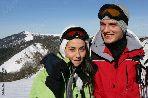 Jeunes homme et femme à la neige