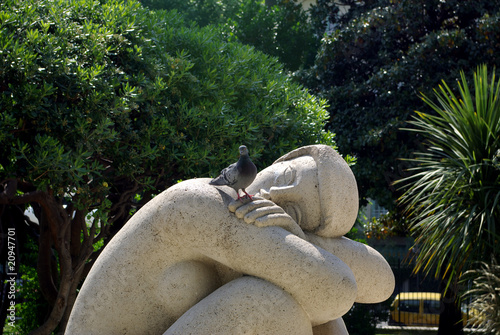 statue et pigeon