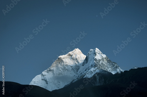 Ama Dablam- Solo Khumbu, Himalaja, Nepal photo
