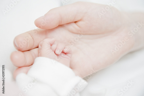 mains maman et bébé