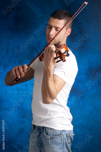 man play violin