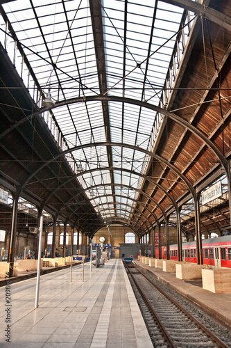 Fototapeta Naklejka Na Ścianę i Meble -  trainstation, glass of roof gives a beautiful harmonic structure
