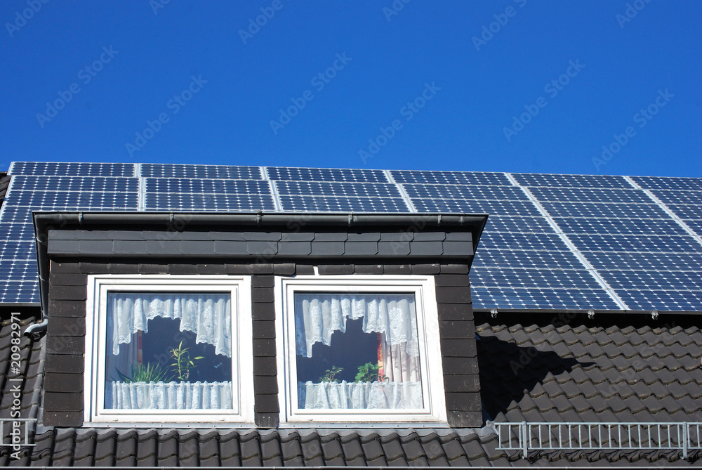 Fototapeta premium Dachgaube und Solaranlage