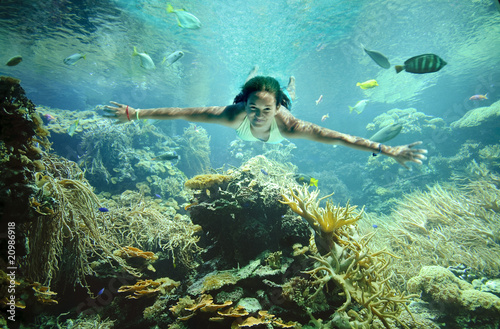 Teenager Mädchen taucht im bunten Korallenriff