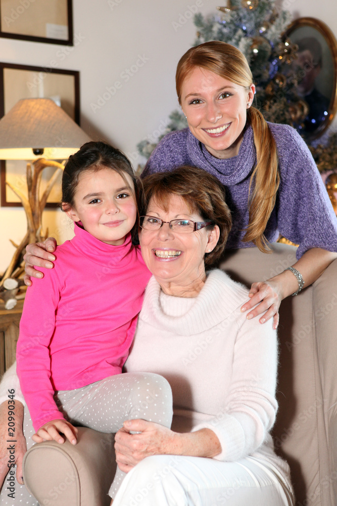 Portrait d'une femme senior avec fille et petite fille