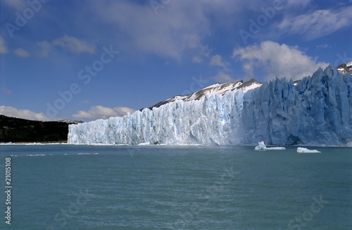 Blue skies of glacier Perito Moreno © elxeneize