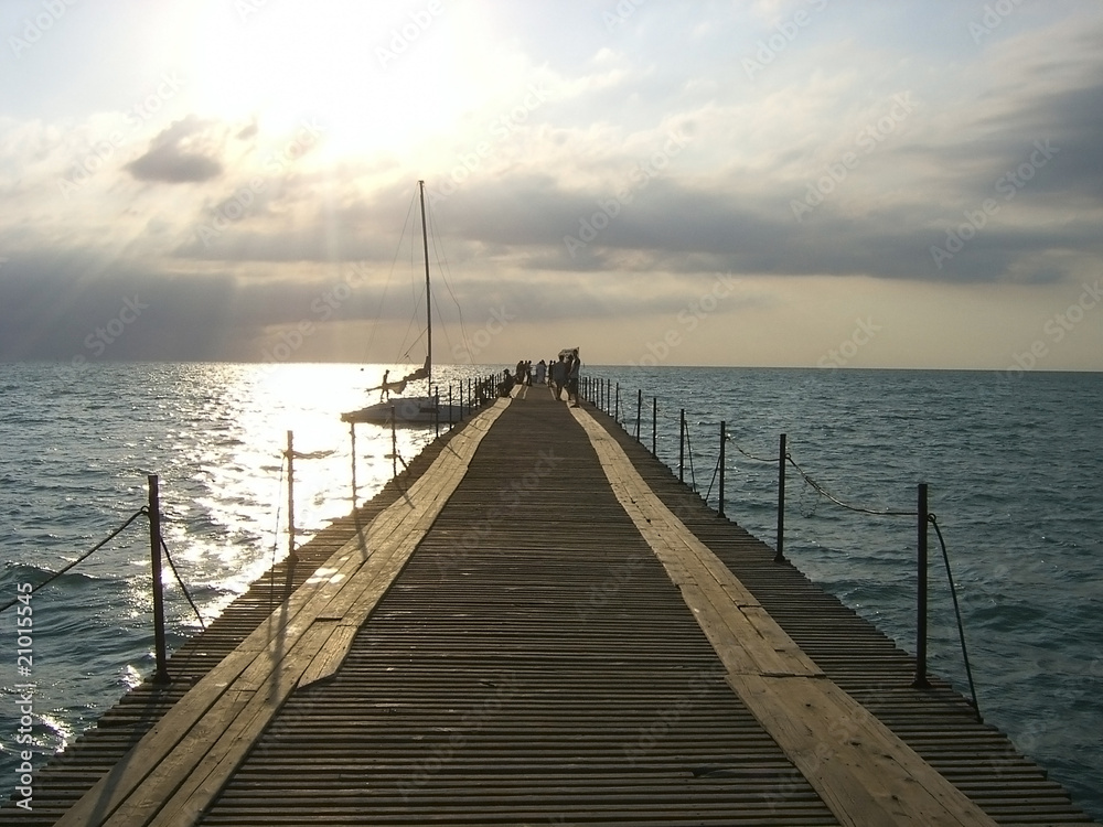 Day; sea; quay; pier; quay; horizon
