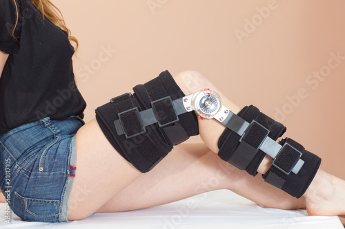 Adjustable support for leg or knee injury