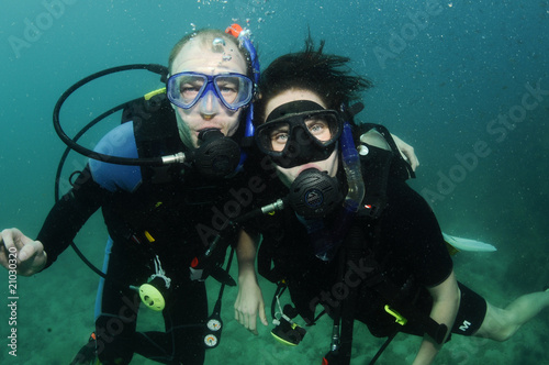 couple scuba diving together