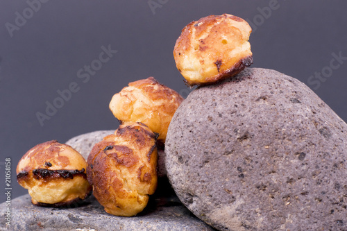 chouquettes appétissantes sur des galets photo