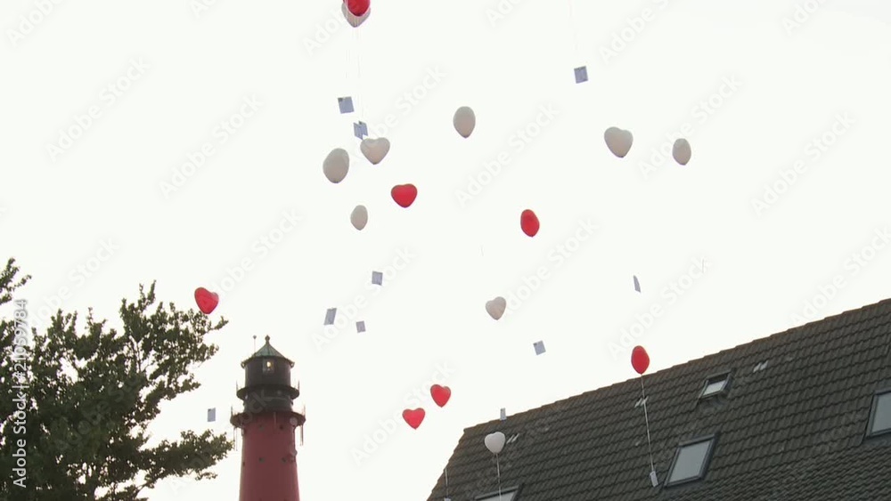 Luftballons mit Postkarten steigen lassen Hochzeit Leuchtturm