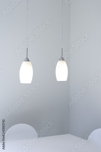 Esstisch und Lampen