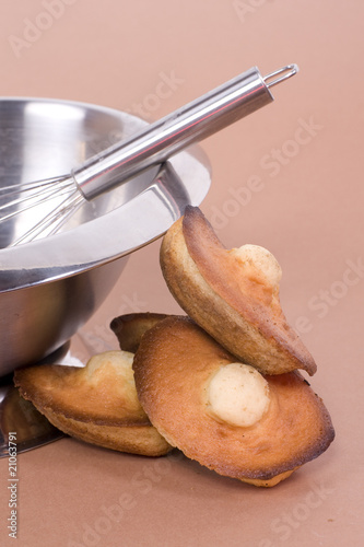 gâteaux appétissants et bol mélangeur photo