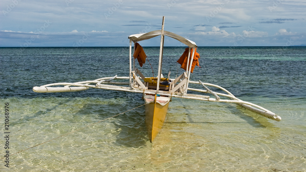 Philippinisches Auslegerboot am Strand