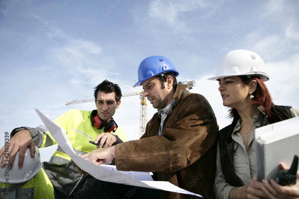 Professionnels du bâtiment sur chantier de construction Professionnels du bâtiment sur chantier de construction