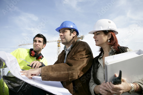 Obraz na plátně Professionnels du bâtiment sur chantier de construction