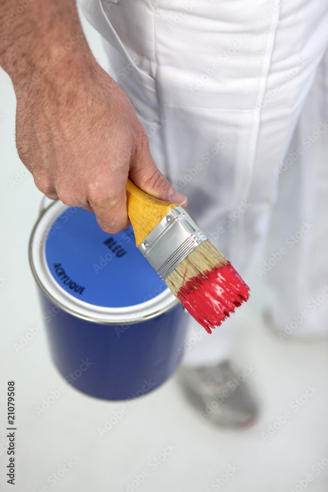 Peinter avec pot de peinture et pinceau Stock Photo | Adobe Stock