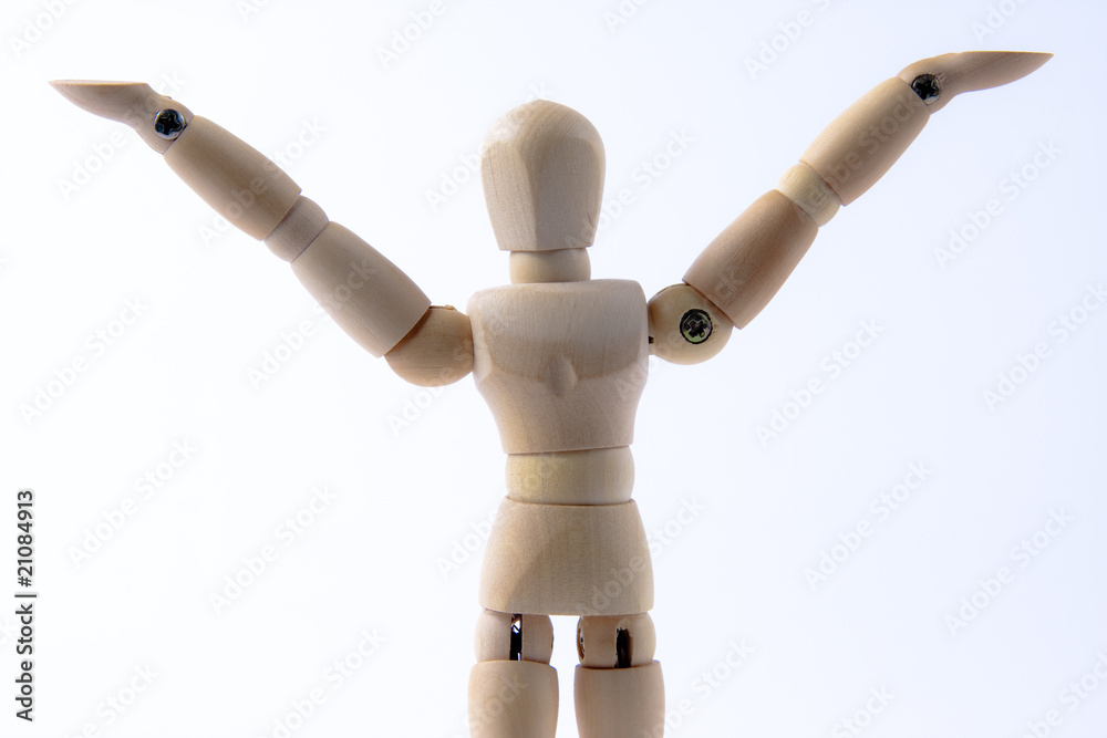 Gliederpuppe streckt die Arme in die Luft Gliederpuppe streckt die Arme in die Luft