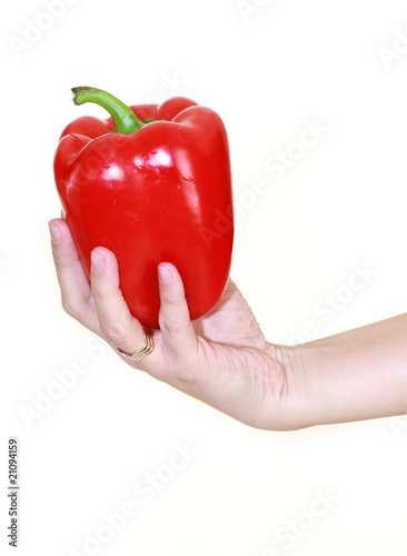 peperone tenuto in mano