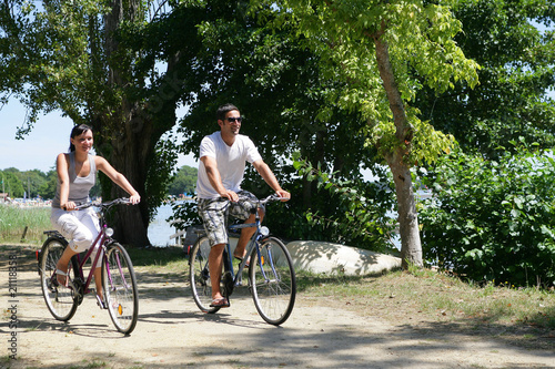 Homme et femme se baladant à vélos
