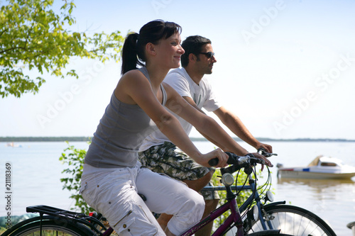 Homme et femme se baladant en vélos