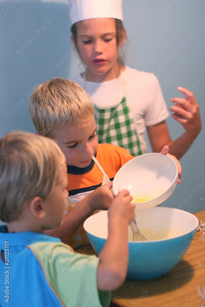 enfants faisant de la cuisine