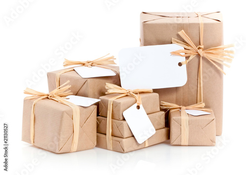 cadeaux emballage écologique avec étiquette blanche