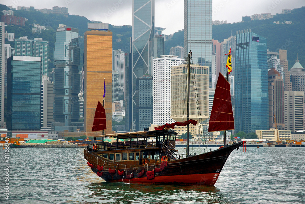 China, junk in Hong Kong harbor - obrazy, fototapety, plakaty 