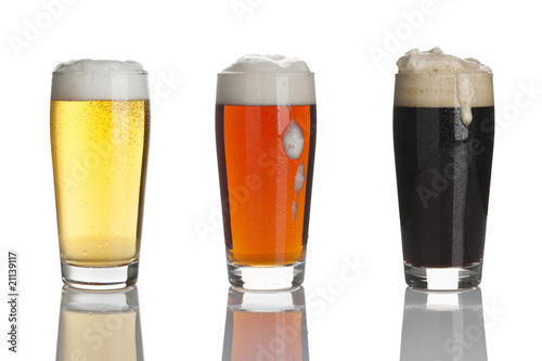 drei gläser verschiedene biersorten isoliert