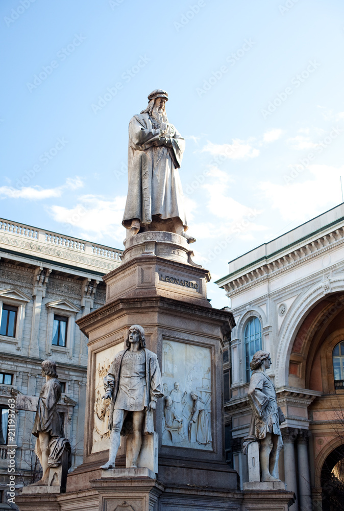 Monumento a Leonardo da Vinci, Piazza della Scala di Milano