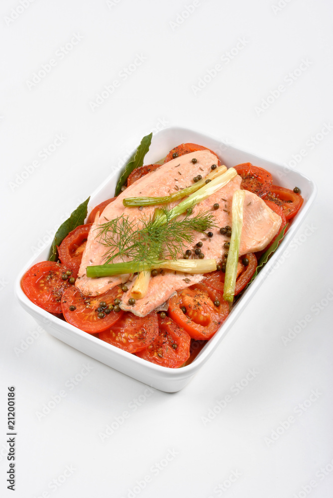 Forelle mit Tomaten in einer Auflaufform Forelle mit Tomaten in einer Auflaufform