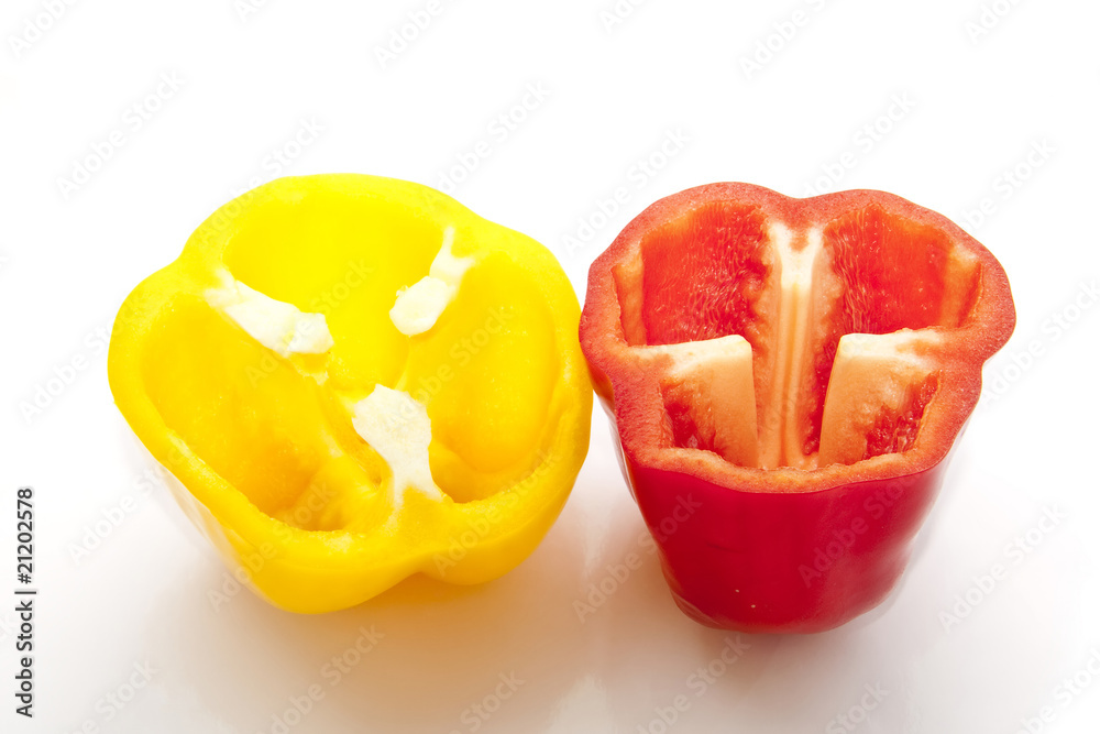 Deux moitiés de poivrons rouge et jaune, fond blanc Deux moitiés de poivrons rouge et jaune, fond blanc