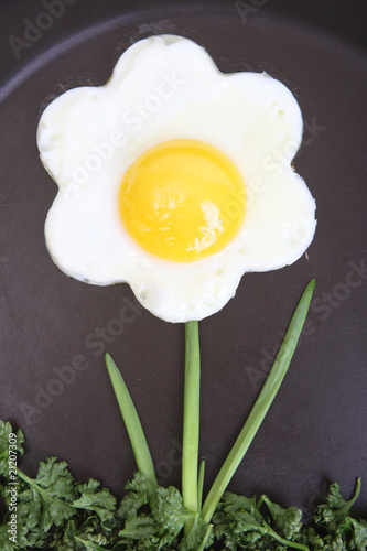 Obraz na płótnie Flower shaped fried egg with greenery w salonie