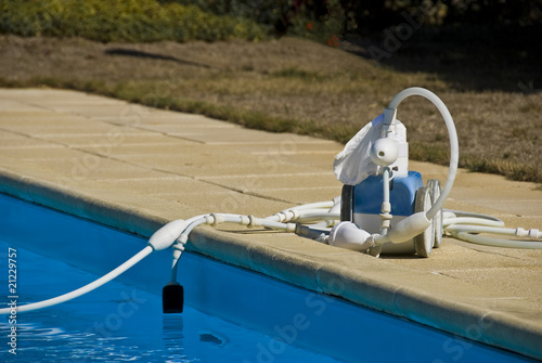 Pompe de nettoyage d'une piscine photo