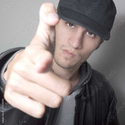 jeune homme menacant agression