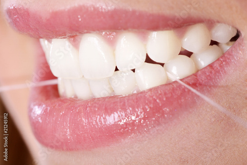 Zahnpflege mit Zahnseide Nahaufnahme photo