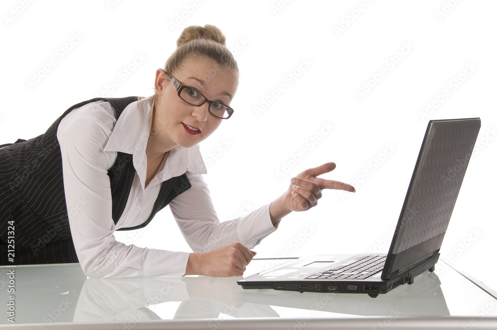 Junge Geschäftsfrau arbeitet am Laptop Junge Geschäftsfrau arbeitet am Laptop