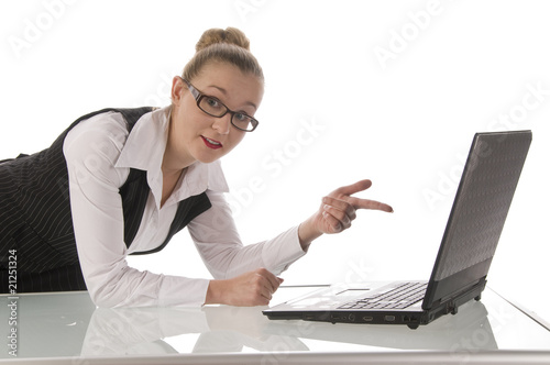 Junge Geschäftsfrau arbeitet am Laptop photo
