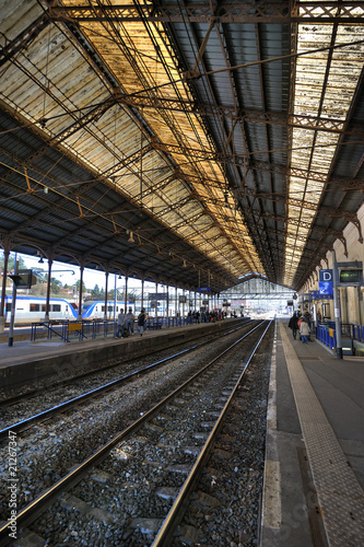 une gare en attente de trains © thieury