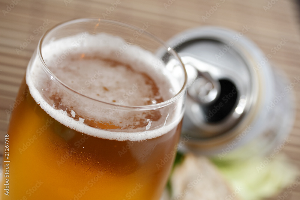 verre de bière et cannette verre de bière et cannette