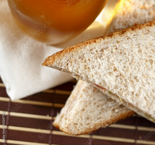 verre de bière et sandwich photo