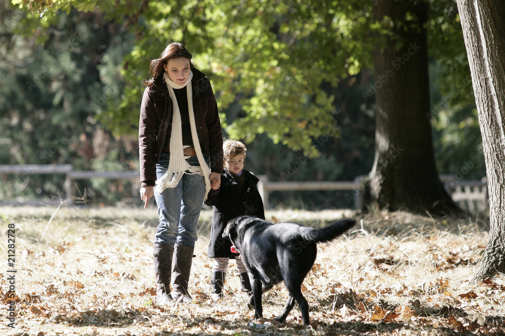 Femme et fillette se baladant à la campagne avec un labrador Femme et fillette se baladant à la campagne avec un labrador